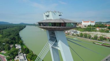 Bratislava şehir manzarasının Tuna Nehri üzerindeki SNP köprüsünün üzerindeki ünlü bir UFO kulesi gözlem güvertesiyle havadan görüntüsü. Bratislava Slovakya 'nın başkentidir.. 
