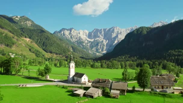 Igreja Tradicional Eslovena Andrei Vale Ravenska Kocna Com Alpes Kamnik — Vídeo de Stock
