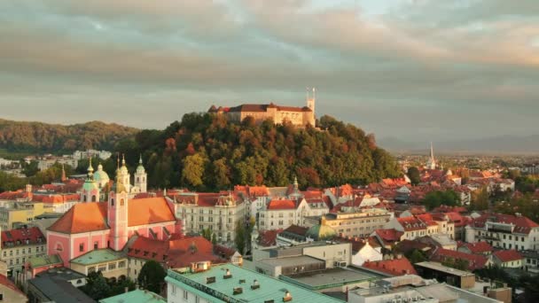 斯洛文尼亚日落期间卢布尔雅那城市景观的头像 卢布尔雅那城堡耸立在俯瞰斯洛文尼亚首都古城历史建筑的山顶上 慢慢变焦 — 图库视频影像