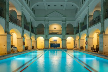 Budapeşte, Macaristan - 20 Kasım 2022: Budapeşte 'deki Rudas Termal Hamamı ve Spa' da yüzme havuzu