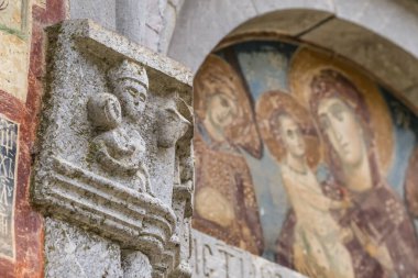 Karadağ 'daki Moraca manastırının duvarlarına taş oyma. Moraca Manastırı, Karadağ 'ın orta kesimindeki Kolasin' deki Moraca Nehri vadisinde yer alan bir Sırp Ortodoks manastırı.