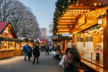 Berlin, Almanya - 15 Aralık 2022: Berlin 'deki İskenderplatz' da Noel Pazarı 'nda güzel dekore edilmiş kabinler ve noel ışıkları