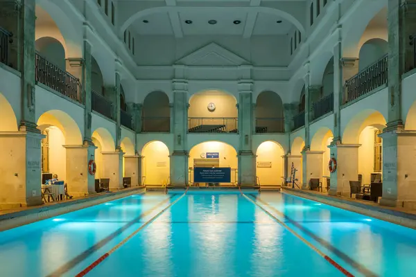 Budapeste Hungria Novembro 2022 Interior Piscina Rudas Thermal Bath Spa Imagens De Bancos De Imagens