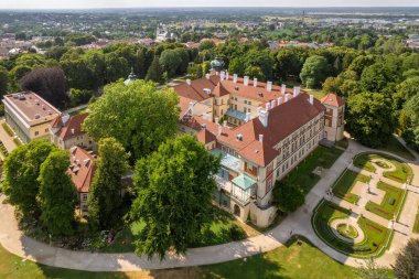 16. yüzyıl barok Lancut Kalesi 'nin havadan görünüşü, eski Polonyalı büyük konutu, subcarpathian Voyvoda, Polonya. Yazın güzel yeşil parktaki tarihi şato.