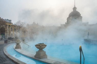 Szechenyi Hamamları kışın Budapeşte, Macaristan 'da. Avrupa 'da tarihi Macar termik banyosu. Budapeşte 'de soğuk kış sabahında ünlü termal banyolar.