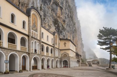 Ostrog, Karadağ - 15 Kasım 2022: Ostrog Manastırı Karadağ. Rock 'taki Kutsal Haç Kilisesi. Sabah sisinde Ostrog Ortodoks Manastırı. 