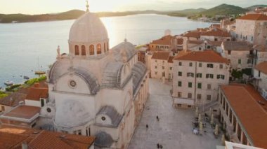 Hırvatistan 'ın Dalmaçya kentindeki eski Sibenik kasabasındaki tarihi Aziz James Katedrali' nin hava manzarası. Ortaçağ kasabası olan Akdeniz şehri Sibenik. UNESCO Dünya Mirasları Listesi.