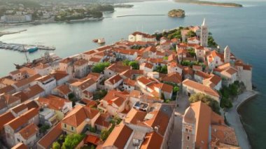Hırvat adası Rab 'binasındaki Rab şehri. Katedralin çan kulesi. Hırvatistan 'ın başkenti Dalmaçya' nın Rab Adası 'ndaki ünlü Rab kasabasında bulunan tarihi kent merkezinin hava manzarası