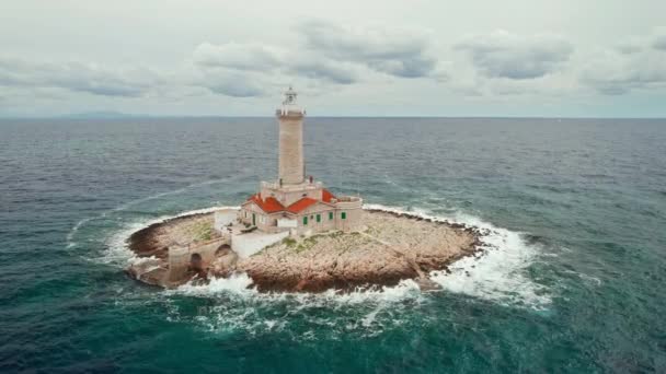 克罗地亚海上一个小岛上的灯塔 位于克罗地亚波拉亚得里亚海岩石上美丽的波勒灯塔的空中景观 — 图库视频影像