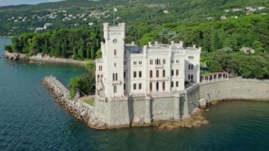 İtalya 'daki Adriyatik deniz kıyısındaki Miramare Kalesi' nin havadan görünüşü. İHA, İtalya, Trieste yakınlarındaki Miramare kalesinin görüntülerini ortaya çıkardı. İtalya 'da yaz tatili