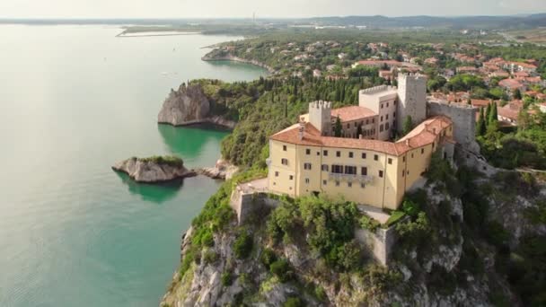 位于意大利的里雅斯特湾的悬崖上的Duino古堡 意大利亚得里亚海沿岸的空中景观 具有历史意义的杜诺城堡 — 图库视频影像