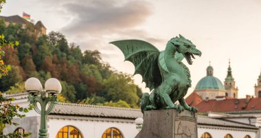 En çok, Slovenya 'nın başkenti Ljubljana' nın sembolü olan Ljubljana Dragon köprüsü Zmajski. Arka planda Ljubljana şehri olan ünlü ejderha heykeli. Panorama çekimi