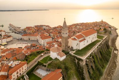 Slovenya 'nın başkenti St. Georges Parish Kilisesi' nin ve tarihi binaların bulunduğu Piran 'ın havadan görünüşü. Slovenya 'nın Akdeniz kıyısındaki Piran kenti