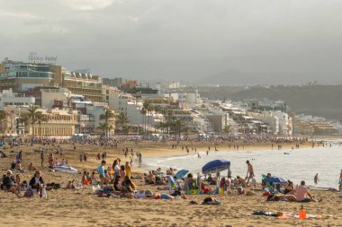 Las Palmas, İspanya - 5 Şubat 2023: Las Palmas şehrindeki Playa de Las Canteras plajında kimliği belirsiz insanlar, Gran Canaria, İspanya. Las Palmas de Gran Kanarya, Kanarya Adaları 'nın başkenti