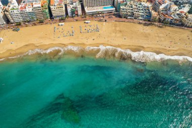 Las Palmas kasabasındaki Playa de Las Canteras plajı, Gran Canaria, İspanya. Kanarya Adaları 'nın başkenti Las Palmas de Gran Canaria' nın havadan görünüşü.