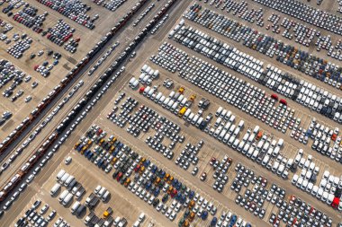 Satılık yeni arabaların hava manzarası. Küresel otomotiv sektöründe ithalat ve ihracat yapan satıcılar. Otomobil satış endüstrisinde dağıtım ve lojistik