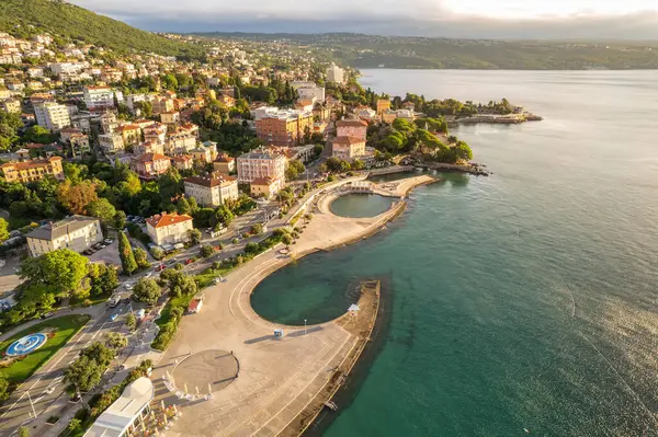 クロアチアのアドリア海沿岸 オパティジャの美しい海岸の航空景色 オパティジャリゾートタウンとルンゴマレ海のウォークウェイの空中ビュー クロアチアのクヴァルナー湾の日の出 ラグジュアリー旅行先 ストック写真