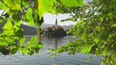 Slovenya Gölü, yaz manzaralı. Slovenya 'da güneş doğarken küçük bir adada hacca giden güzel bir göl. Ada, Maria ve Kanlı Kale 'nin Hacı Kilisesi ile kan gölüne döndü.