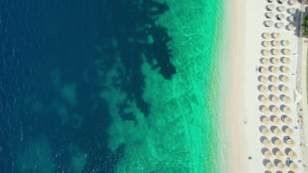 ชายหาด Primosten สวยงามบนชายฝ งทะเลอาเดร กในโครเอเช บในว แดดจ มมองบนลงล างของชายหาดทรายส ขาวอ — วีดีโอสต็อก
