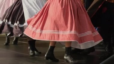 Ulusal Polonyalı kostümlü insanlar geleneksel dansları ağır çekimde yaparlar. Geleneksel folklor kostümleriyle koro tarafından yapılan halk dansının yakın plan çekimi. Kültürel miras kavramı