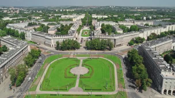 波兰克拉科夫的诺瓦胡塔地区的空中景观 是波兰Prl时代作为一个理想的社会主义地区而设计的 以罗纳德 里根命名的中央广场的顶部视图 — 图库视频影像