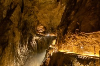 Slovenya 'daki Skocjan Mağarası' nın içinde Reka Nehri tarafından oyulmuş şaşırtıcı ve geniş bir karst mağarası var. Slovenya 'nın popüler bir turizm beldesi.