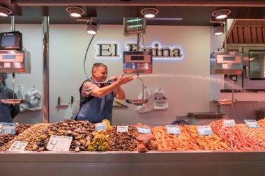 Malaga, İspanya - 9 Şubat 2023: Merkezi pazar, Malaga, İspanya 'daki Mercado Central de Atarazanas. Pazardaki çeşitli balık ve diğer deniz ürünleri.