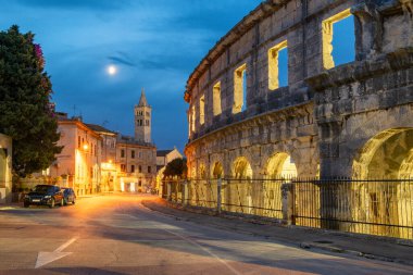 Geceleri Pula 'nın tarihi Roma Amfitiyatrosu, Hırvatistan' ın Istria Yarımadası. Hırvatistan 'ın Pula kentindeki Roma Kolezyum Arenası' nın kalıntıları. UNESCO Dünya Mirası