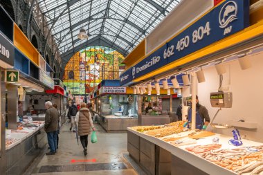 Malaga, İspanya - 9 Şubat 2023: Merkezi pazar, Malaga, İspanya 'daki Mercado Central de Atarazanas. Pazardaki çeşitli balık ve diğer deniz ürünleri.