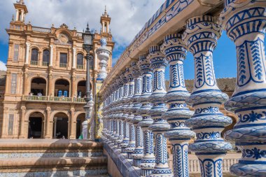 İspanya Meydanı ya da Plaza de Espana Seville, Endülüs, İspanya 'da güneşli bir günde. İspanyol hedef sahnesi.