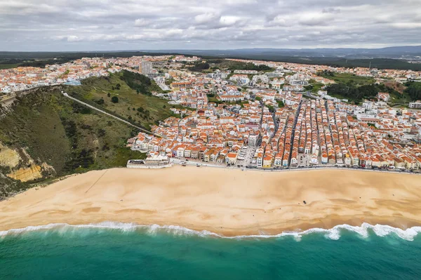 Pittoreska Portugisiska Kuststaden Nazare Portugal Historiska Byggnader Längs Lång Sandstrand Royaltyfria Stockbilder