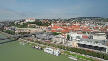 Bratislava şehri yazın, Slovakya. Şatosu olan Slovakya başkentinin panoramik hava manzarası, güneşli bir günde Tuna nehri ve eski kasaba üzerindeki köprü