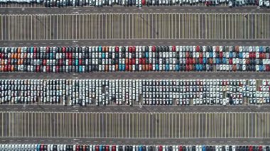 Satılık yeni arabaların tepeden aşağı görüntüsü. Küresel otomotiv sektöründe ithalat ve ihracat yapan satıcılar. Otomobil endüstrisinde dağıtım ve lojistik