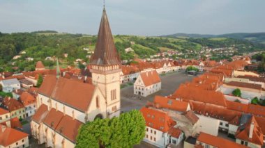 Bardejov, Slovakya 'daki Aziz Giles Bazilikası. Slovakya 'nın Bardejov Eski Kasabası' nın günbatımında hava manzarası. Slovakya 'da kilise ve ana meydanı olan güzel ortaçağ Bardejov kasabası.