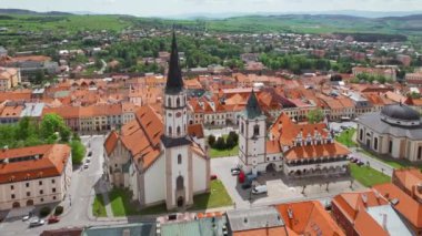 Slovakya 'nın Levoca kasabasının tarihi merkezinin havadan görünüşü. Belediye binası, St. James Basillica ve Slovakya, Levoca 'daki diğer tarihi binalar. Drone yörünge atışı