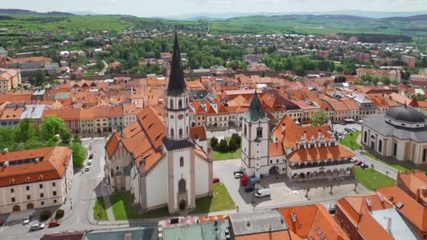 斯洛伐克莱沃卡镇夏季历史中心的空中景观 位于斯洛伐克Levoca的市政厅 圣詹姆斯的Basillica和其他历史建筑 无人轨道中弹 — 图库视频影像