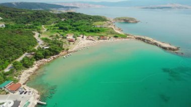 Hırvatistan 'ın Rab Adası' ndaki çarpıcı Rajska plajının hava manzarası. Cennet kumsalı Rab adasındaki Lopar 'daki en büyük kumlu plajdır.