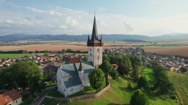 斯洛伐克Spissky Stvrtok村的老教堂 美丽的空中风景传统乡村风景与一个历史悠久的教堂和一个小村庄在斯洛伐克夏季 无人轨道中弹 — 图库视频影像