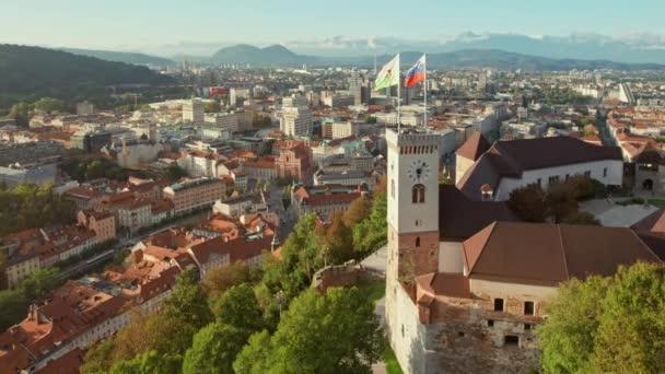 斯洛文尼亚卢布尔雅那古城的空中景观 卢布尔雅那城堡 历史建筑和斯洛文尼亚首都卢布尔雅那河上著名的三桥 背景美丽的山脉 — 图库视频影像