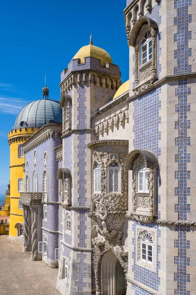 Sintra, Portekiz 'deki Renkli Pena Sarayı. Sintra bölgesindeki Pena Ulusal Sarayı 'nı ziyaret eden turistler, Lizbon, Portekiz