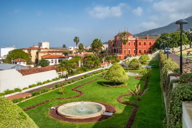 Jardines del Marquesado de la Quinta Roja bahçesi La Orotava kasabası, Tenerife, Kanarya adaları, İspanya. Tenerife adasındaki La Orotava kasabasında tropik botanik bahçeleri