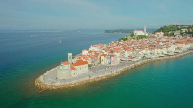 Slovenya 'da eski bir deniz feneri ve turkuaz deniz suyuyla Piran' ın hava manzarası. Slovenya 'nın Akdeniz kıyısındaki Piran kenti. 