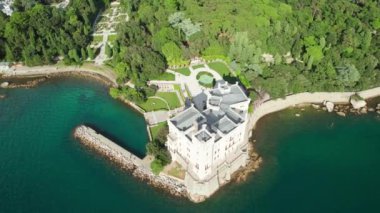 İtalya 'daki Adriyatik deniz kıyısındaki Miramare Kalesi' nin havadan görünüşü. İHA, İtalya, Trieste yakınlarındaki Miramare kalesinin görüntülerini ortaya çıkardı. İtalya 'da yaz tatili