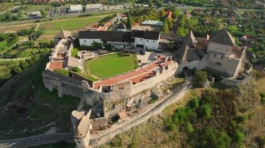 Macaristan 'daki ortaçağ Sumeg Kalesi' nin havadan görünüşü, yaz boyunca Sumeg, Veszprem ilçesi yakınlarındaki Sumeg Kalesi 'nin üzerinde uçuyor.