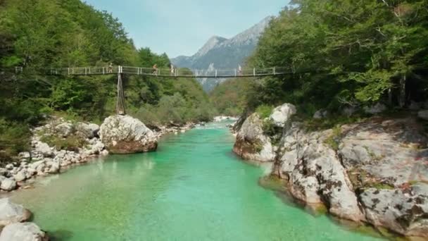 Eine Hängebrücke Überspannt Das Smaragdgrüne Wasser Des Flusses Soca Slowenien — Stockvideo