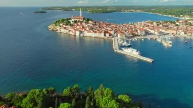 Adriyatik Denizi 'ndeki ünlü antik Hırvat kenti Istria yarımadası, Hırvatistan' ın Rovinj eski kentinin hava manzarası. Rovinj şehir manzarası, St. Euphemia katedrali ve güneşli bir günde tarihi binalar.