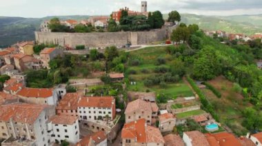 Hırvatistan 'ın Istria bölgesindeki Motovun kentinin hava manzarası. Tepedeki Ortaçağ Motovun Köyü.