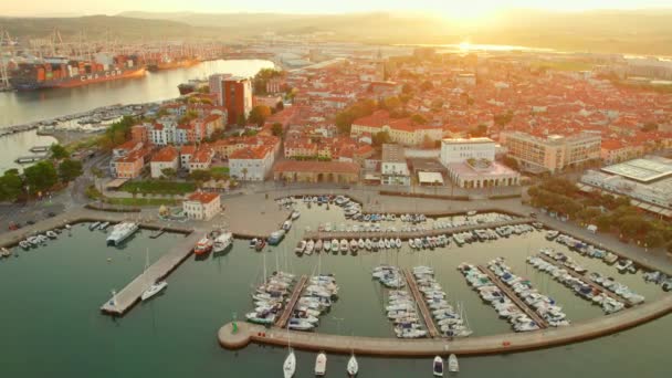 Koper Kasabasının Gündoğumunda Ufuk Çizgisi Adriyatik Deniz Kıyısı Istria Bölgesi — Stok video