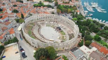 Istria Yarımadası, Pula 'daki tarihi Roma amfitiyatrosunun havadan görünüşü. Hırvatistan 'ın Pula kenti üzerinde uçuyor. Hırvatistan 'ın Pula kentindeki Roma Kolezyum Arenası' nın kalıntıları. UNESCO Dünya Mirası