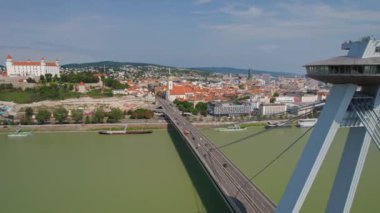 Bratislava şehir manzarasının Tuna Nehri üzerindeki SNP köprüsünün üzerindeki ünlü bir UFO kulesi gözlem güvertesiyle havadan görüntüsü. Bratislava Slovakya 'nın başkentidir..